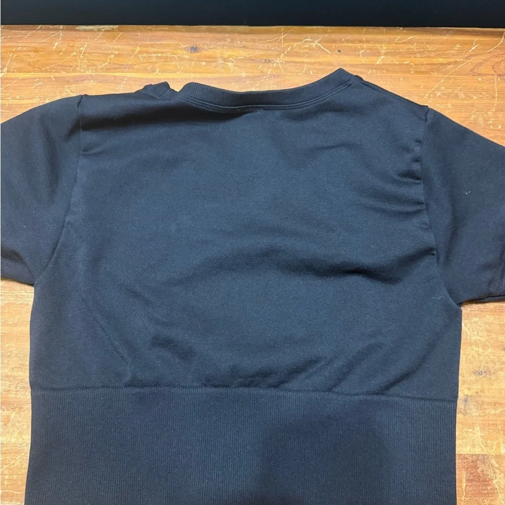 Shoreline Black Crop Top - Picture 3 of 3